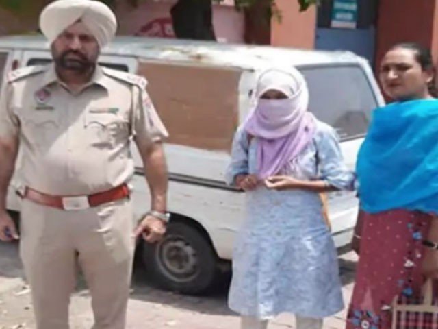 2341505 indiangilrraechwagahbordertomeetpakistanilover 1656322872 129 640x480 1