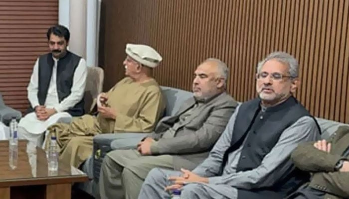 اپوزیشن گرینڈ الائنس کا رکاوٹوں کے باوجود دوسرے دن بھی کانفرنس جاری رکھنے کا اعلان