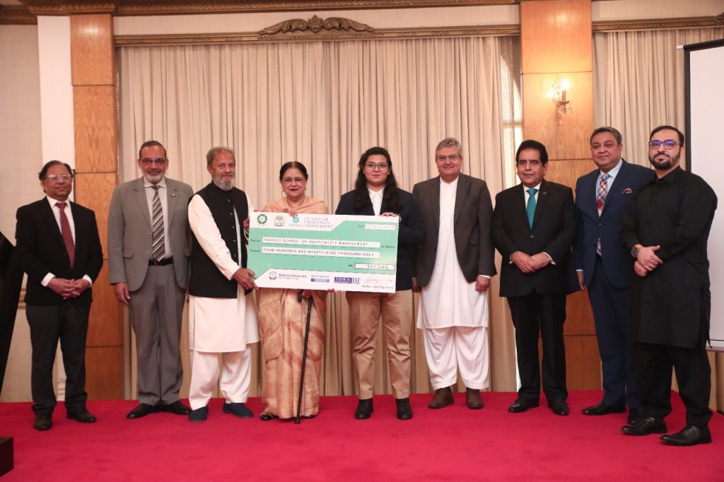 سیاحت كہ شعبے میں تعلیم حاصل كرنے والےطلبہ میں اسكالر شپس چیكس تقسیم